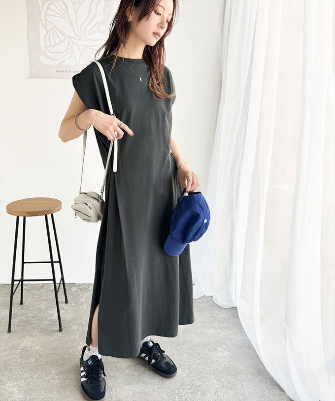 日本 Classical Elf - 顯瘦摺線設計感短袖開叉洋裝-黑