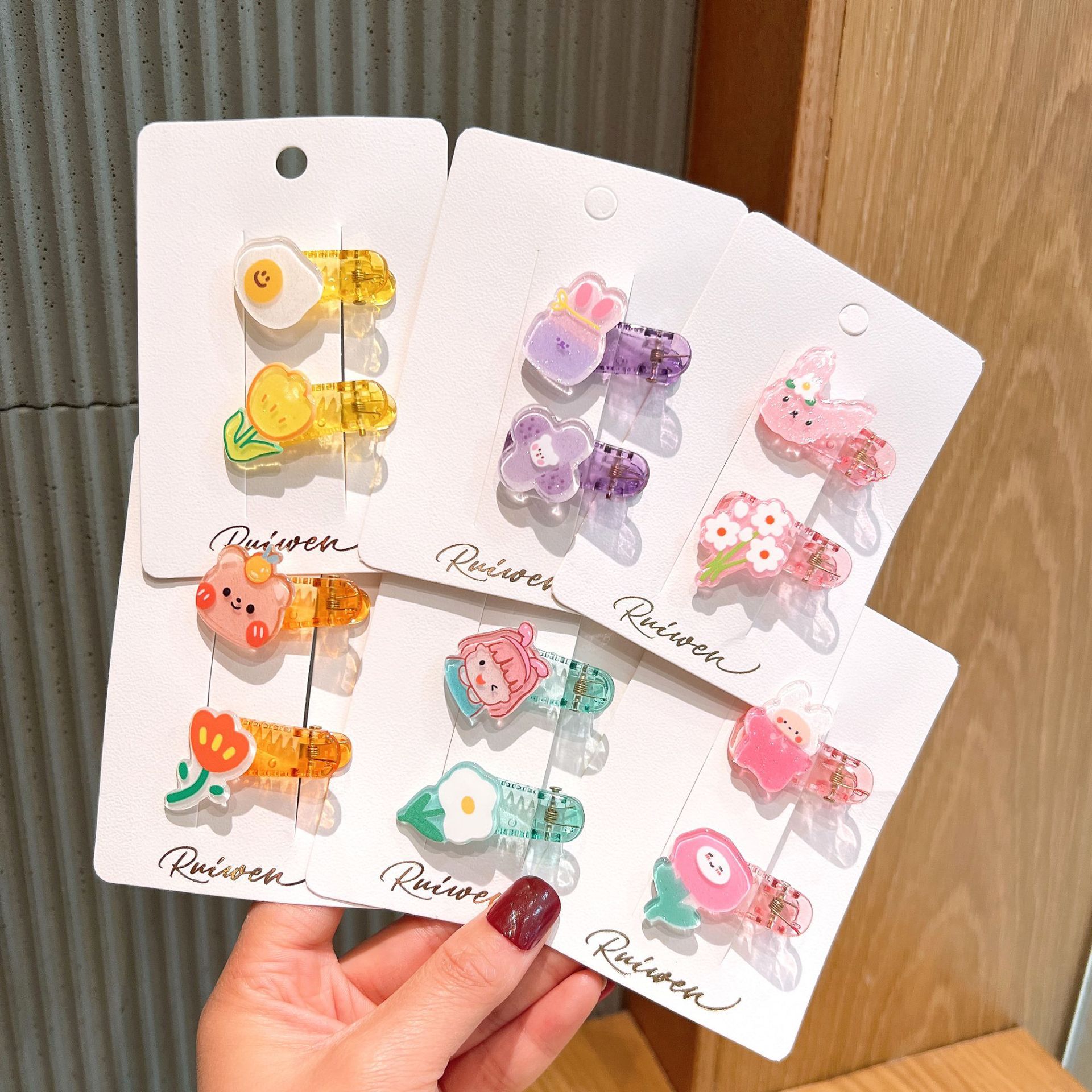 卡通透明壓克力髮夾2入組-眨眼女孩-綠色