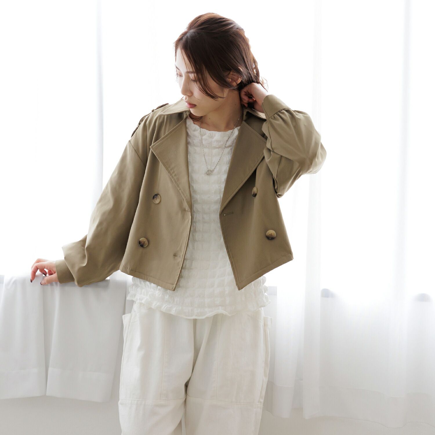 日本 ihuu - 肩緞帶騎士風短版風衣外套-淺軍綠