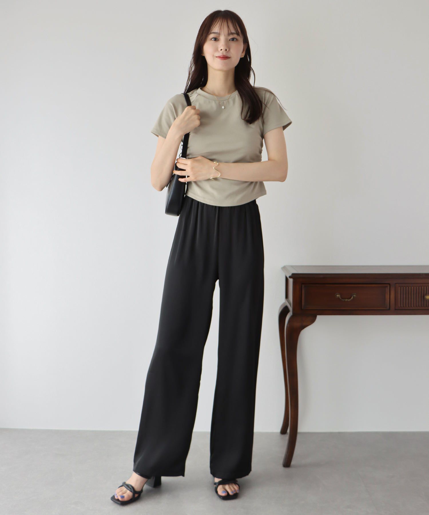 日本 BLUE EAST - 緞面光澤感垂墜感長褲-黑