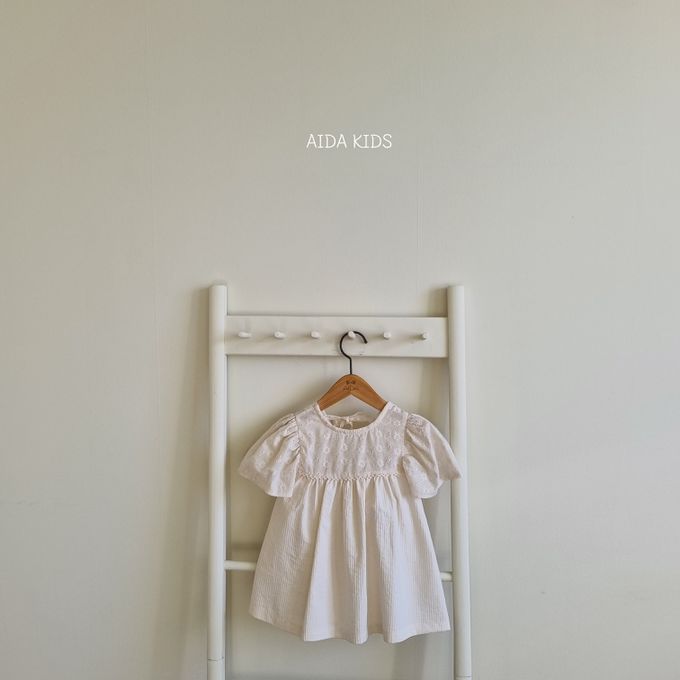 韓國 AIDA - 質感蕾絲花繡短袖連身洋裝-象牙白