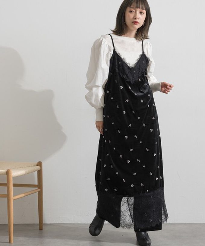 日本 ELENCARE DUE - 魅力光澤絨面蕾絲吊帶洋裝-小花刺繡-黑