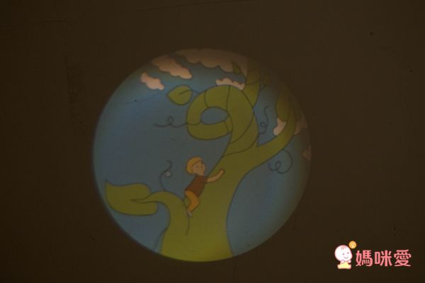 讓孩子乖乖睡覺的神器【加拿大 Moonlite 故事投影機】