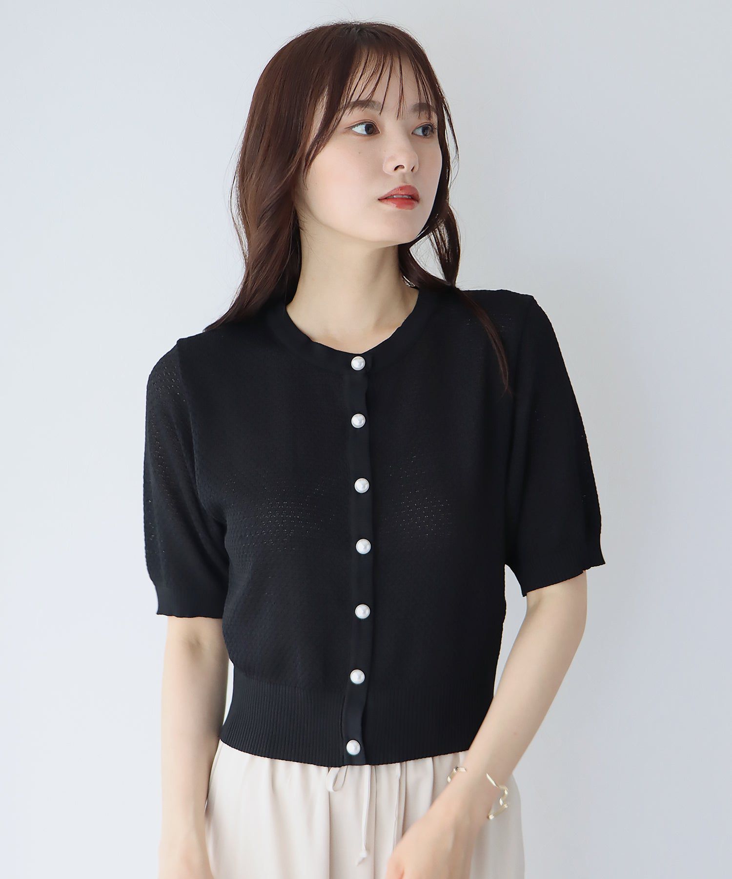日本 BLUE EAST - 優雅圓領珍珠扣五分袖上衣-深可可