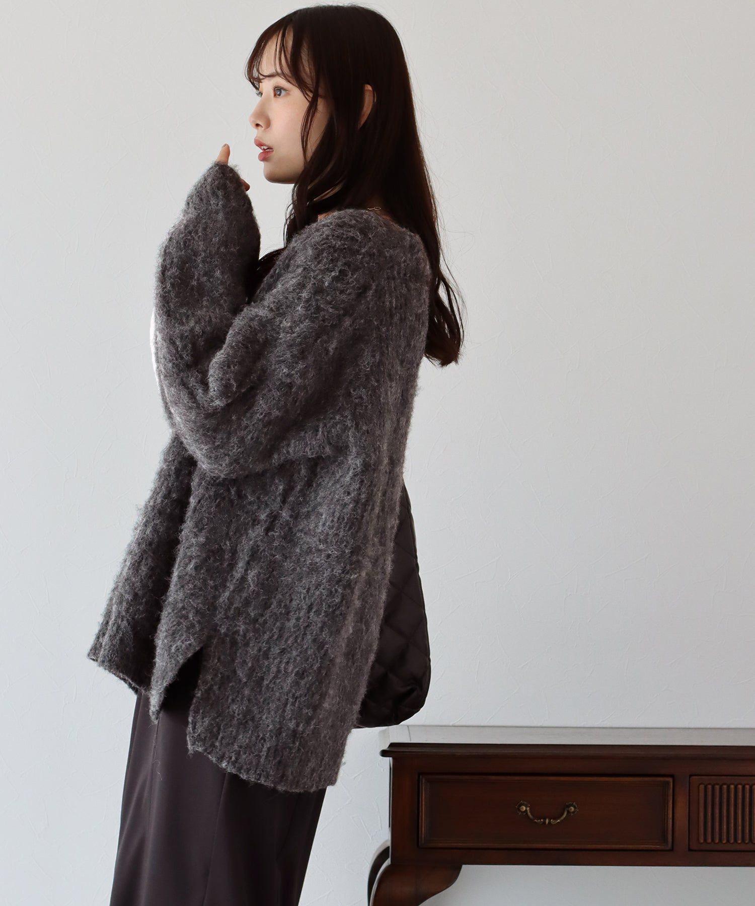 日本 BLUE EAST - 慵懶V領抽鬚寬鬆毛衣-淺米