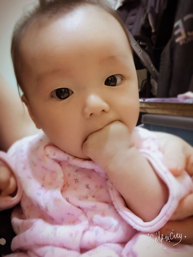 3個月開始吃手，就讓她盡情的享受吧！