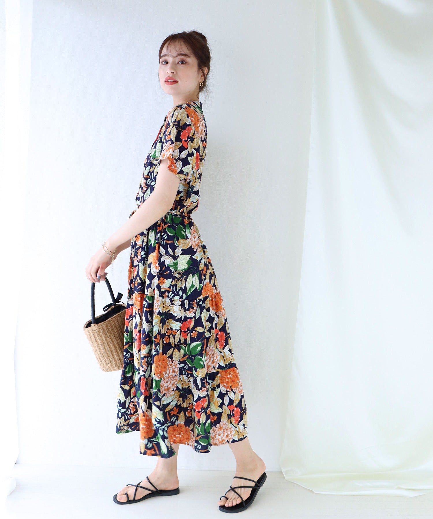 日本 BLUE EAST - 氣質小V領排釦短袖洋裝-碎花-深藍 (M(Free))