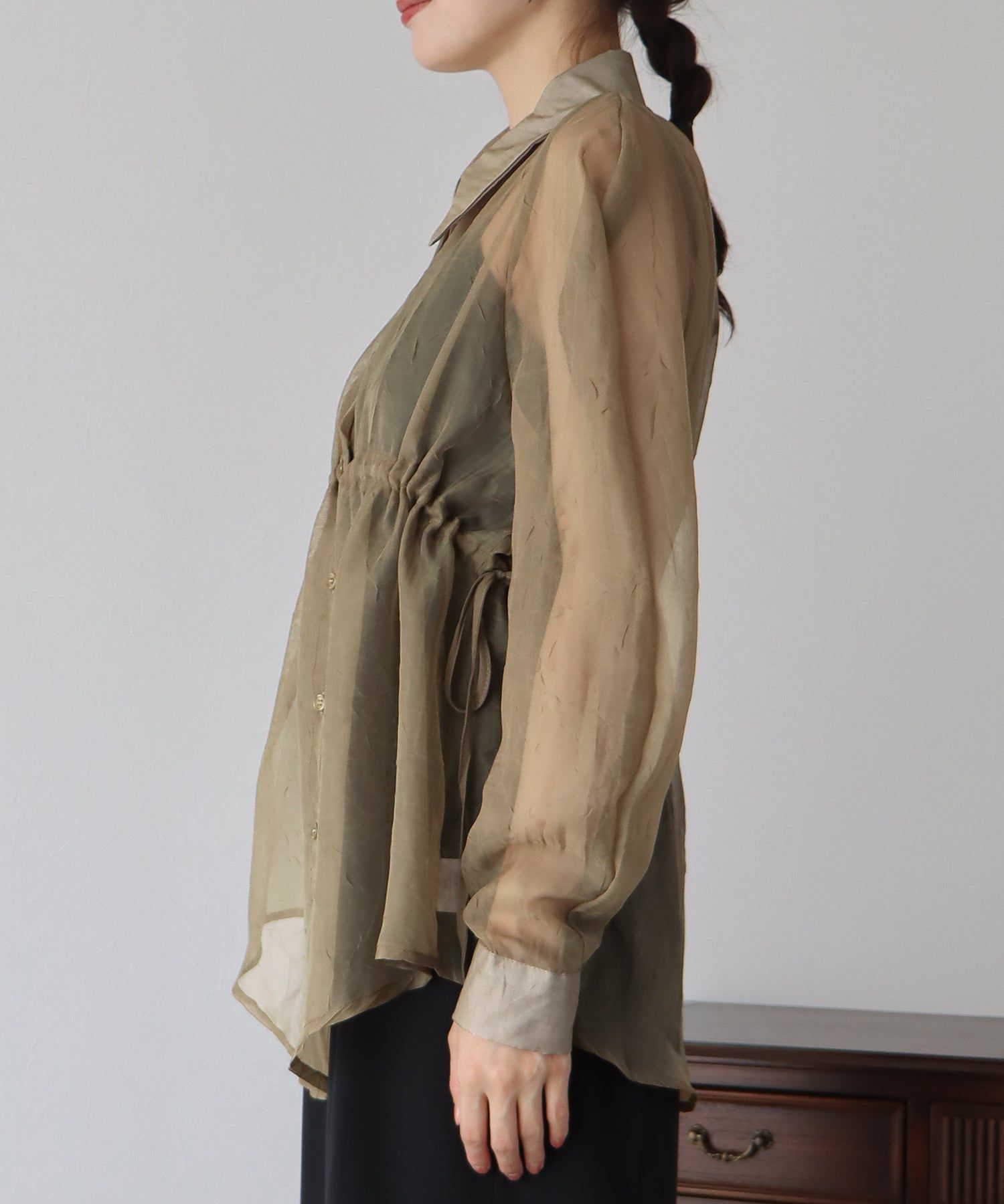 日本 BLUE EAST - 透膚抽繩翻領薄襯衫-米杏