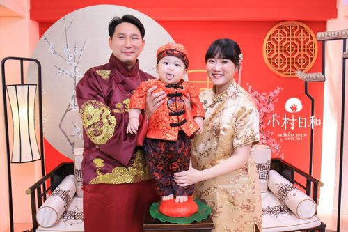 <span>老一輩口中常在說「一視二聽三抬頭，四握五抓六翻身，七坐八爬九發牙，十捏周歲獨站穩。」<br /><br />短短的一句話，濃縮了寶寶一歲前的成長精華，以前的抓周儀式，除了監測寶寶的身體發展，也是個小小試驗，儀式過程中，也充滿濃厚的祝福之意，希望寶寶未來的成長過程都可以平平安安、順順利利。</span>