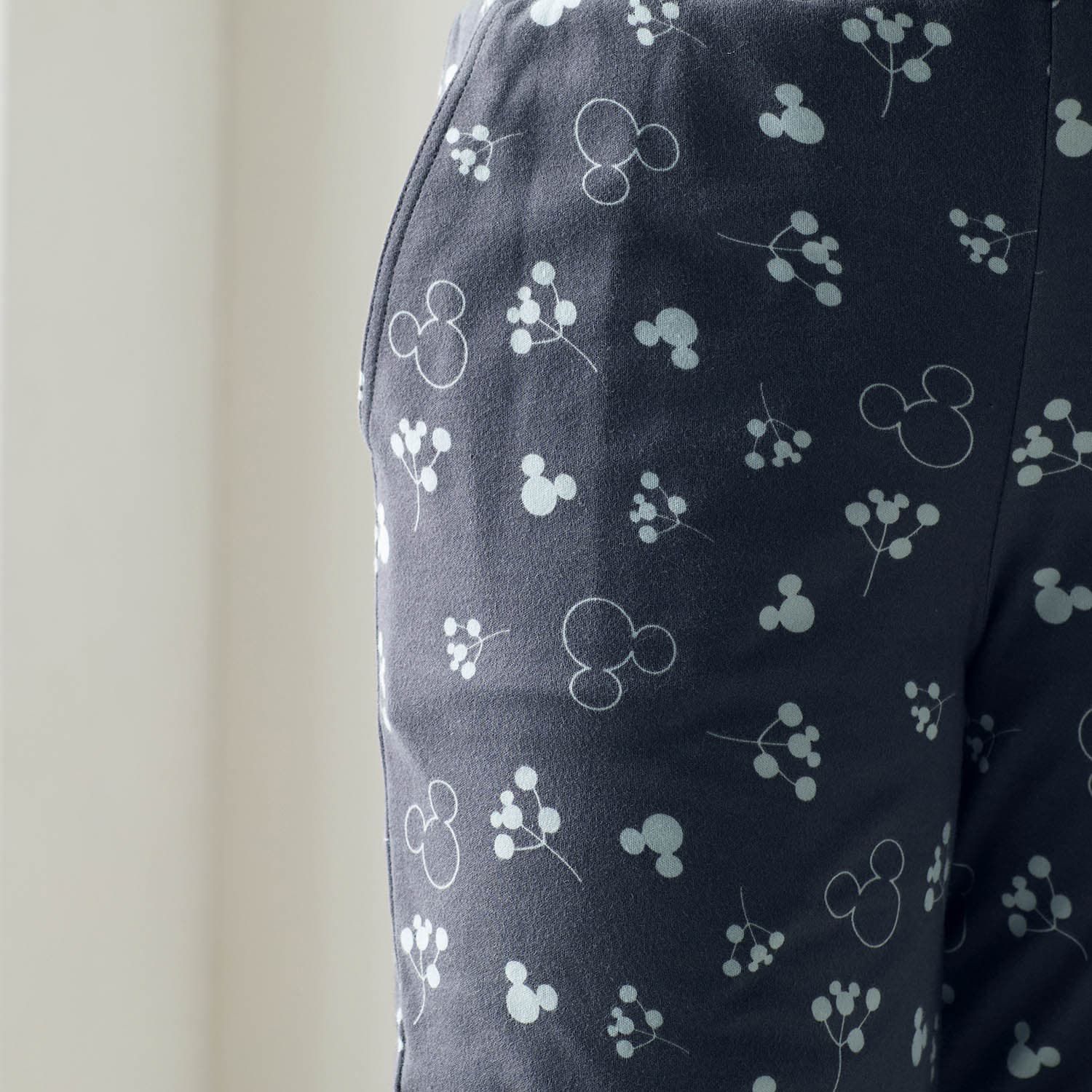 日本千趣會 - 迪士尼 柔軟家居休閒長褲-米奇花草-深灰
