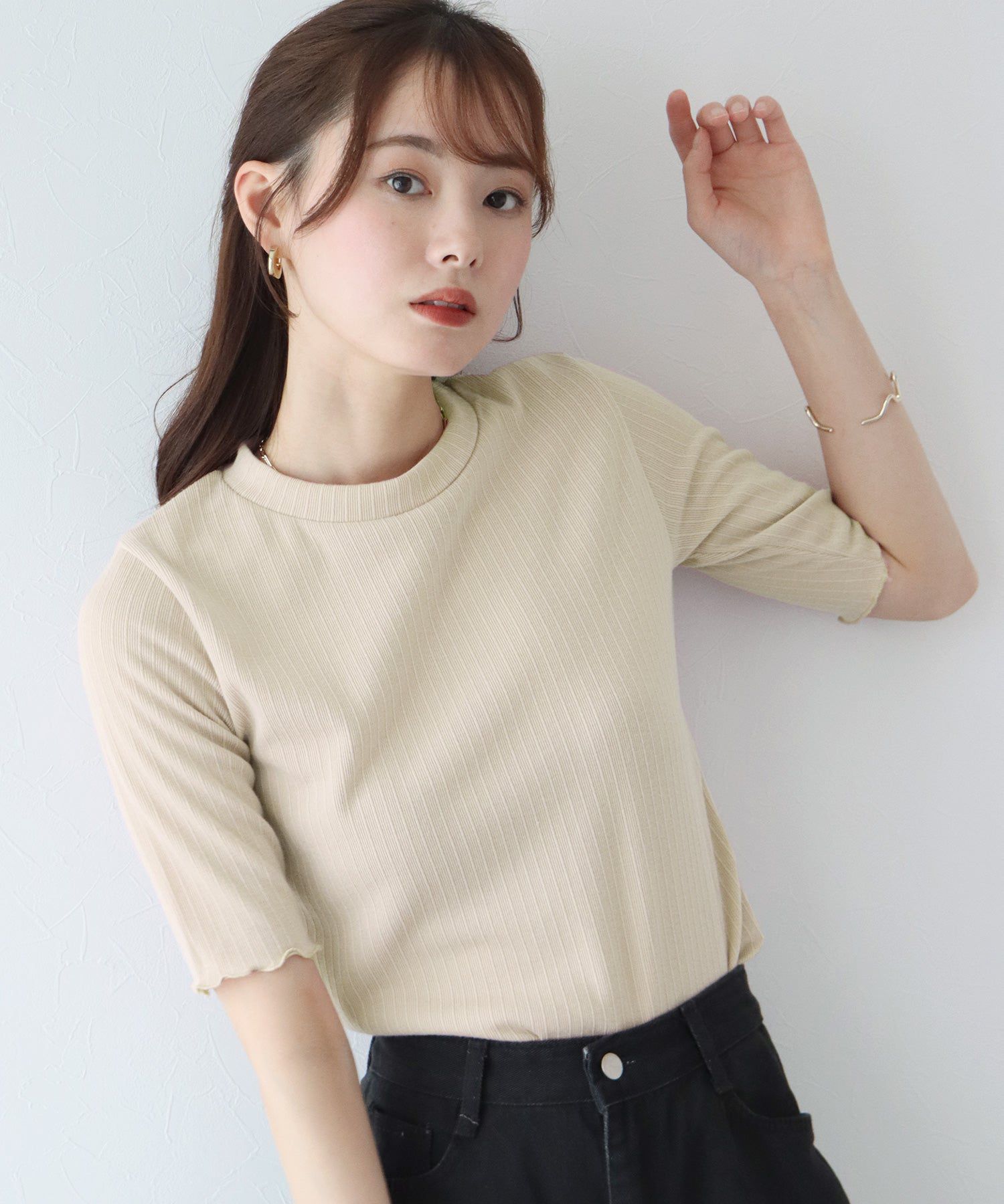 日本 BLUE EAST - 圓領彈性捲邊五分袖上衣-米杏