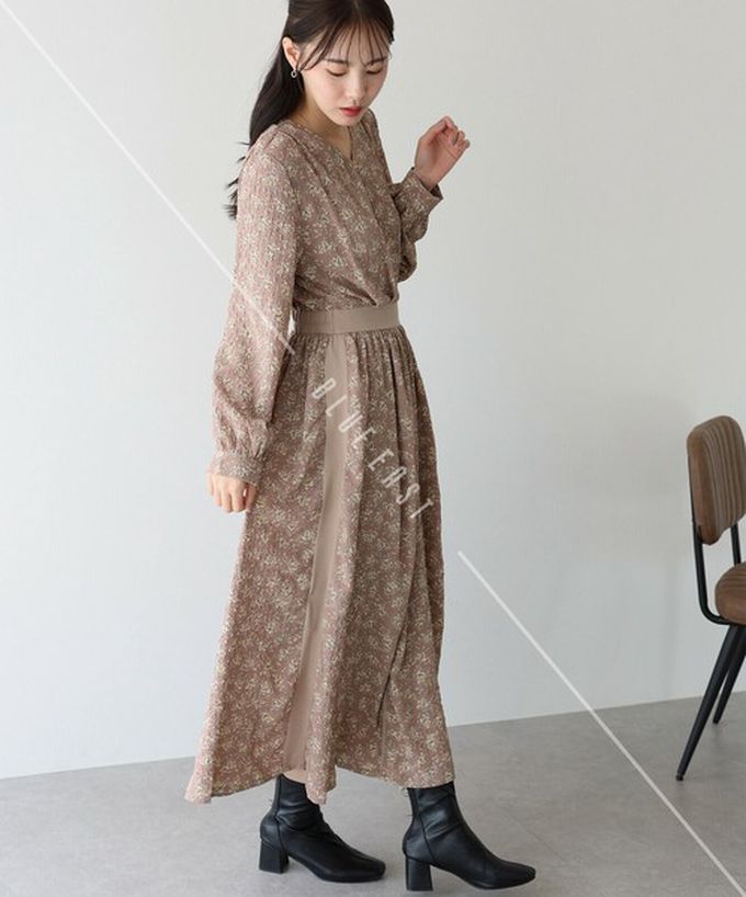 日本 BLUE EAST - 成熟花卉飄逸感V領長袖洋裝-卡其米