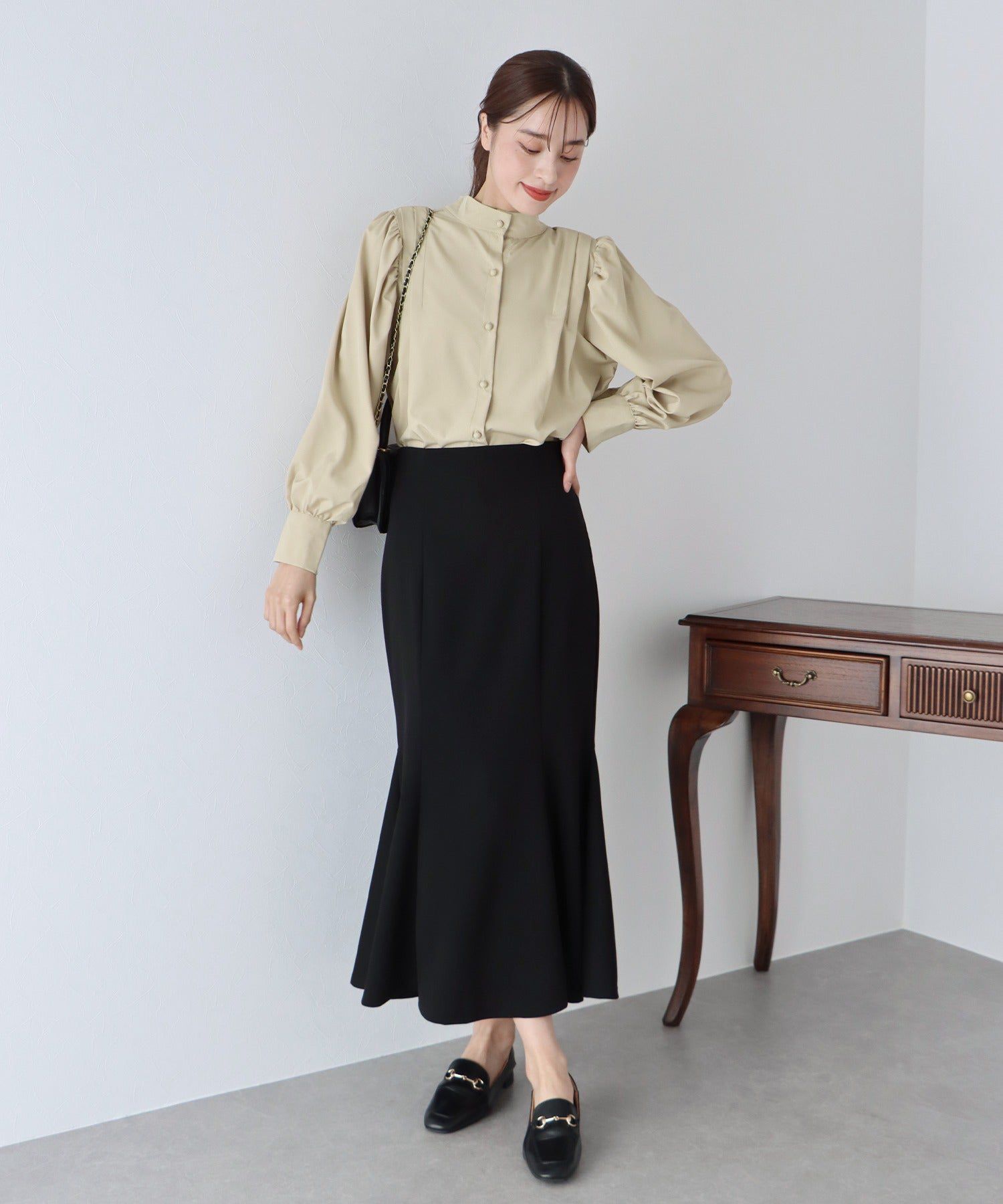 日本 BLUE EAST - 文藝氣質打摺長袖襯衫-米杏