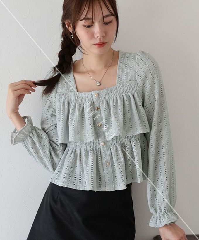 日本 BLUE EAST - 都會方領飄逸緹花層次長袖上衣-淺藍