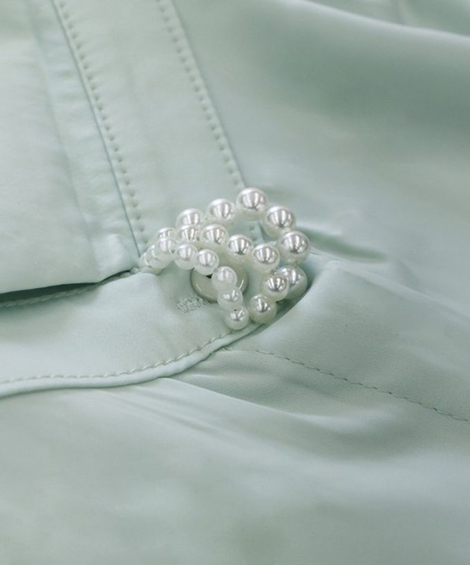 日本 BLUE EAST - 華美珍珠墜飾蝴蝶結緞面長袖襯衫-粉紅 (M)