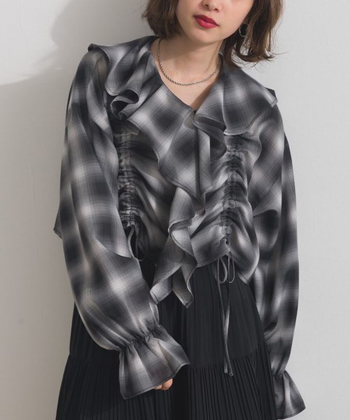 日本 ELENCARE DUE - 飄逸荷葉領浪漫抽繩長袖上衣-米棕系