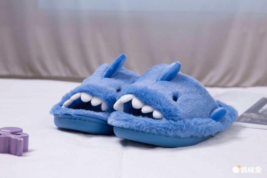 毛毛保暖室內拖鞋-可愛鯊魚-藍色