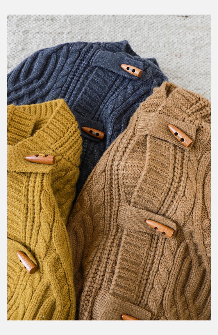 TONGMO - 復古木釦麻花編織連帽毛衣外套-黃綠色