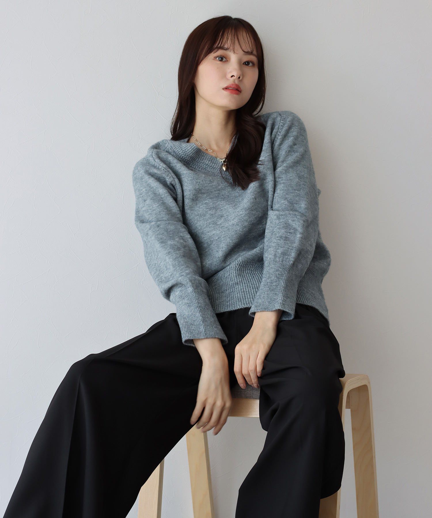 日本 BLUE EAST - 顯瘦V領柔軟針織上衣-黑