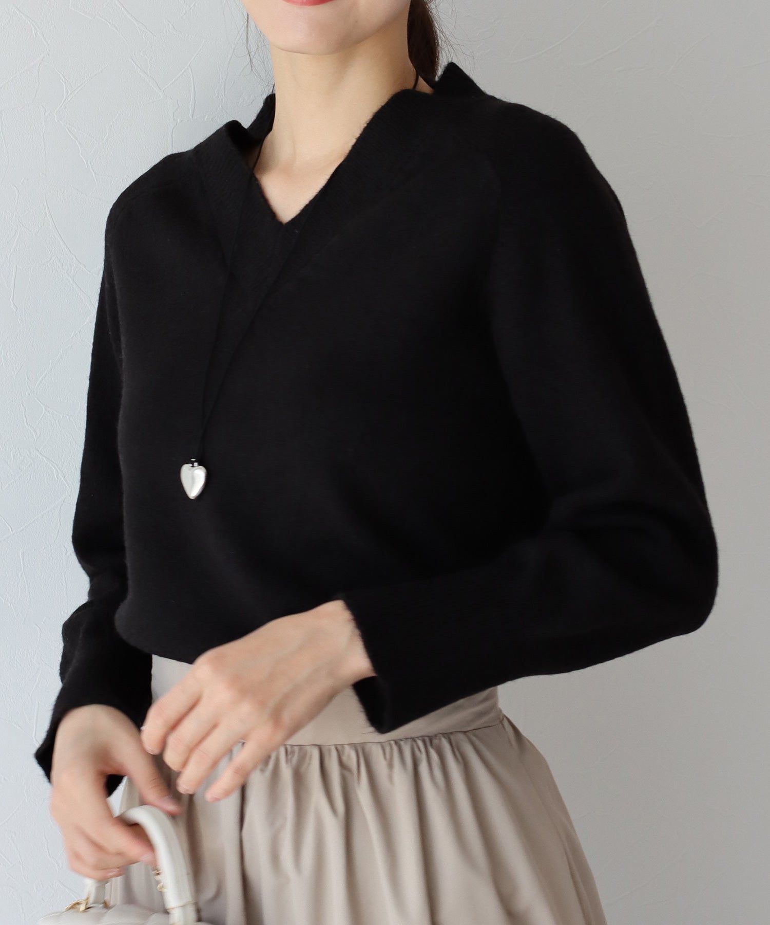 日本 BLUE EAST - 顯瘦V領柔軟針織上衣-黑