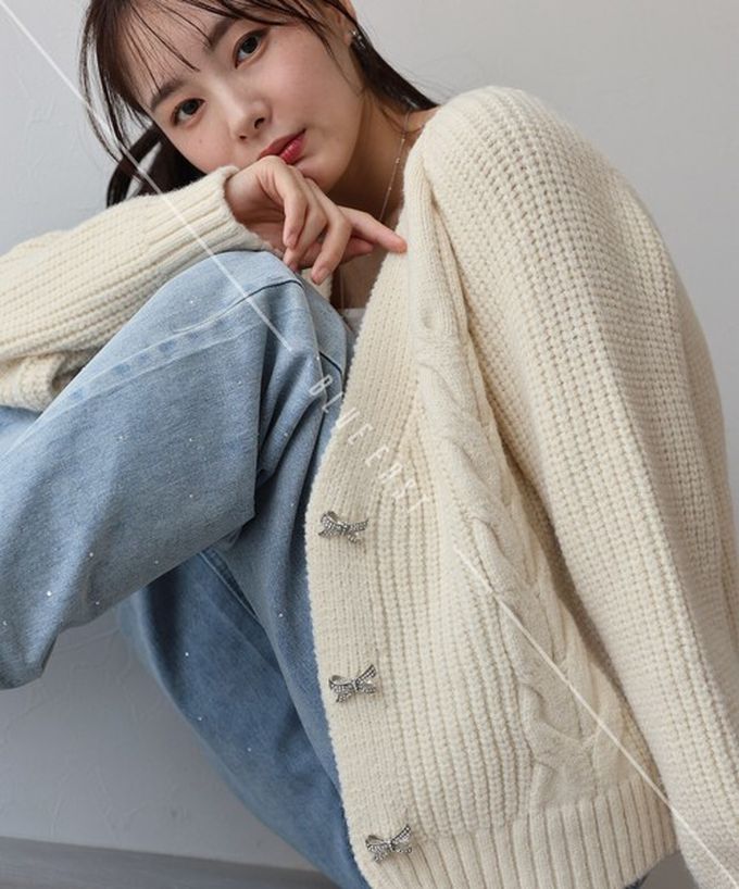 日本 BLUE EAST - 蝴蝶結寶石V領麻花粗編開襟衫-白 (M)