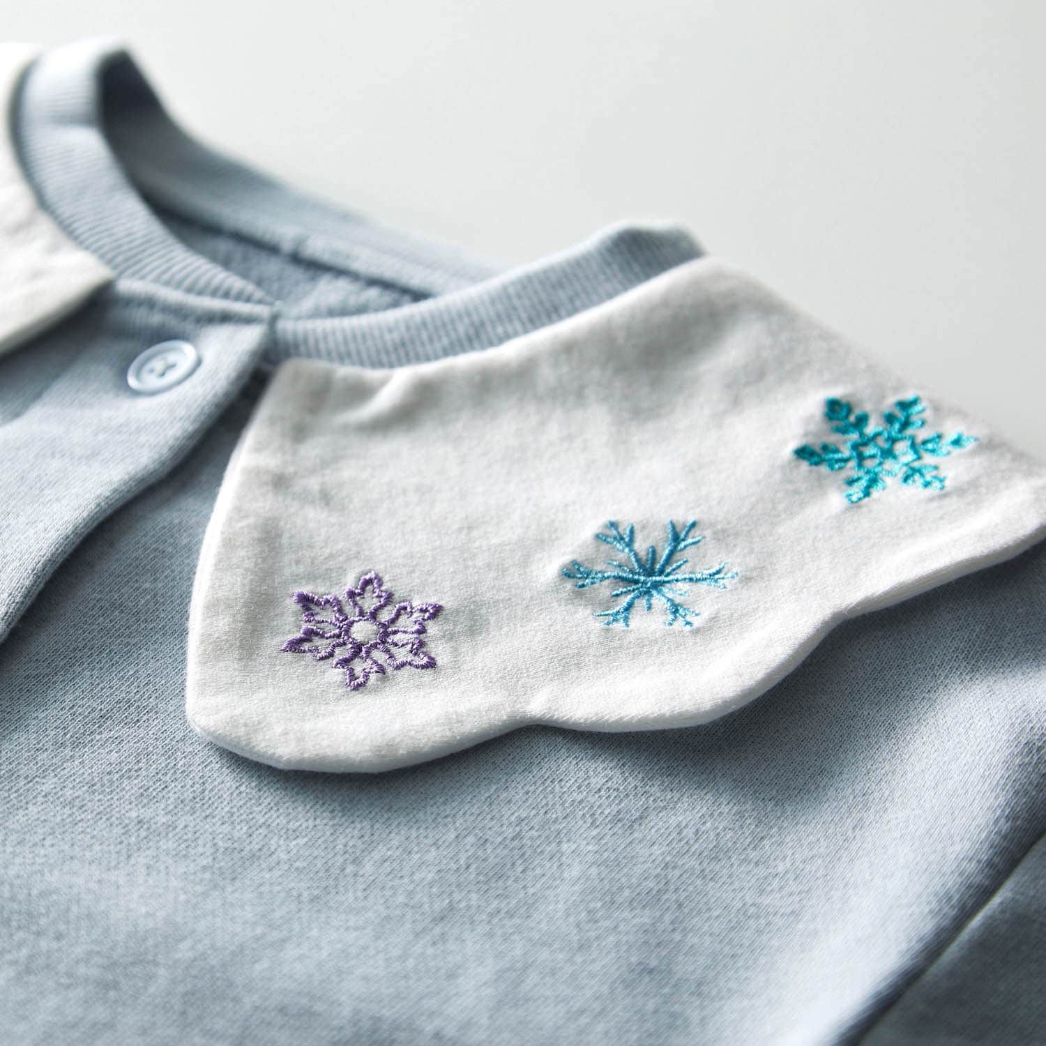 日本千趣會 - 刺繡花型領優雅長袖開襟衫-水藍艾莎