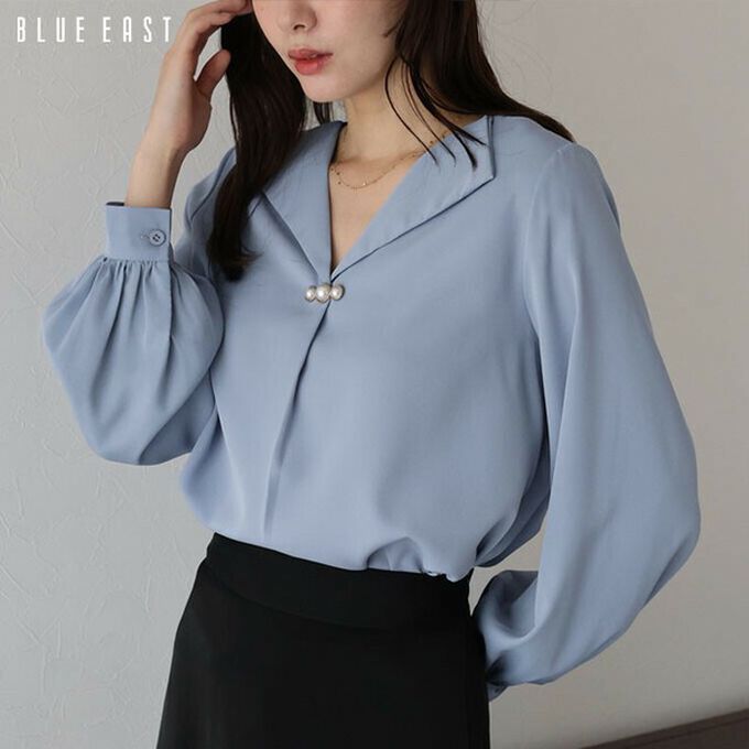 日本 BLUE EAST - 魅力珍珠扣造型V領長袖襯衫-白