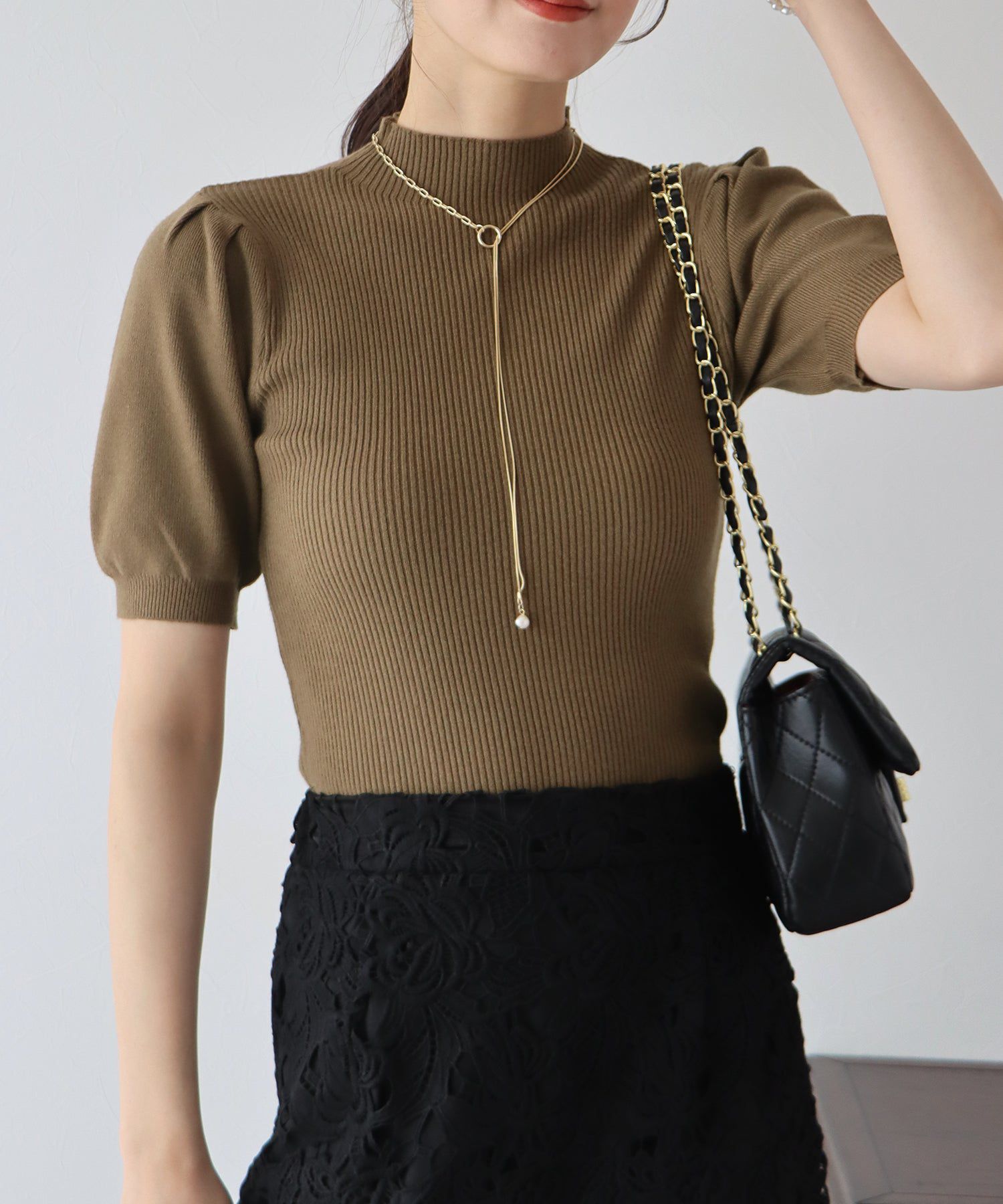 日本 BLUE EAST - 甜美彈性羅紋泡泡袖上衣-咖啡