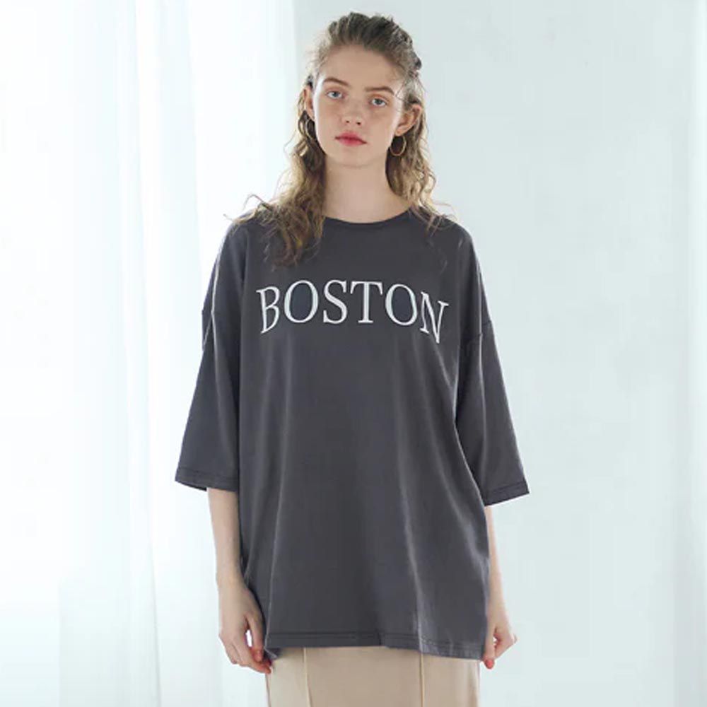 日本 COCA - [大人]英文標語寬鬆短袖上衣-BOSTON-炭黑