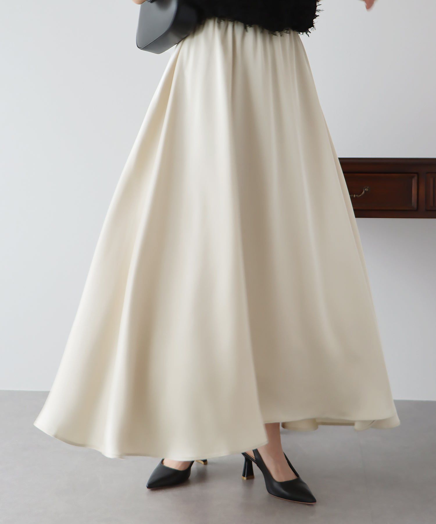 日本 BLUE EAST - 柔軟緞面光澤修身長裙-淺米杏