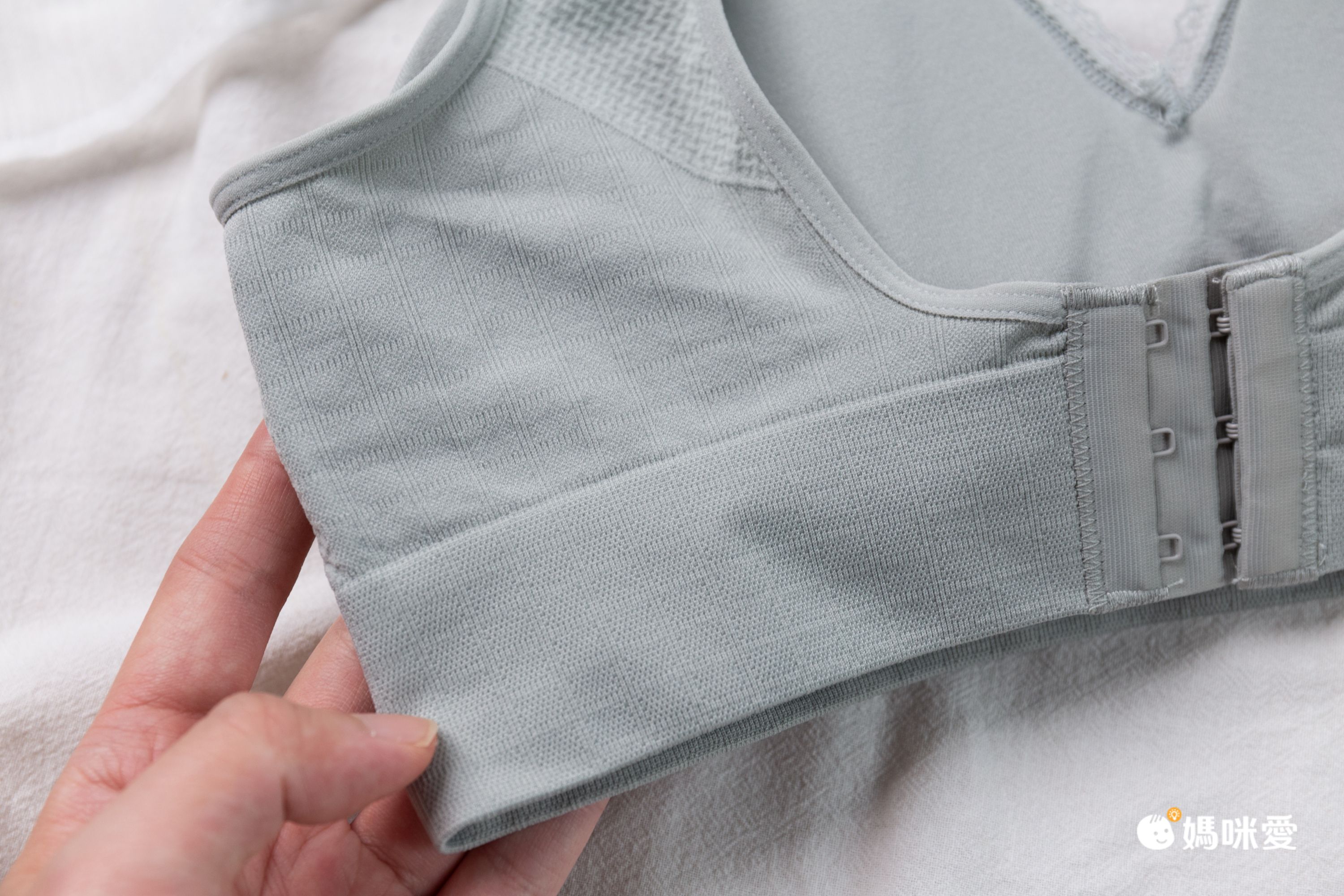 韓國 LOVLOY - 親膚無痕彈性內褲-黃膚