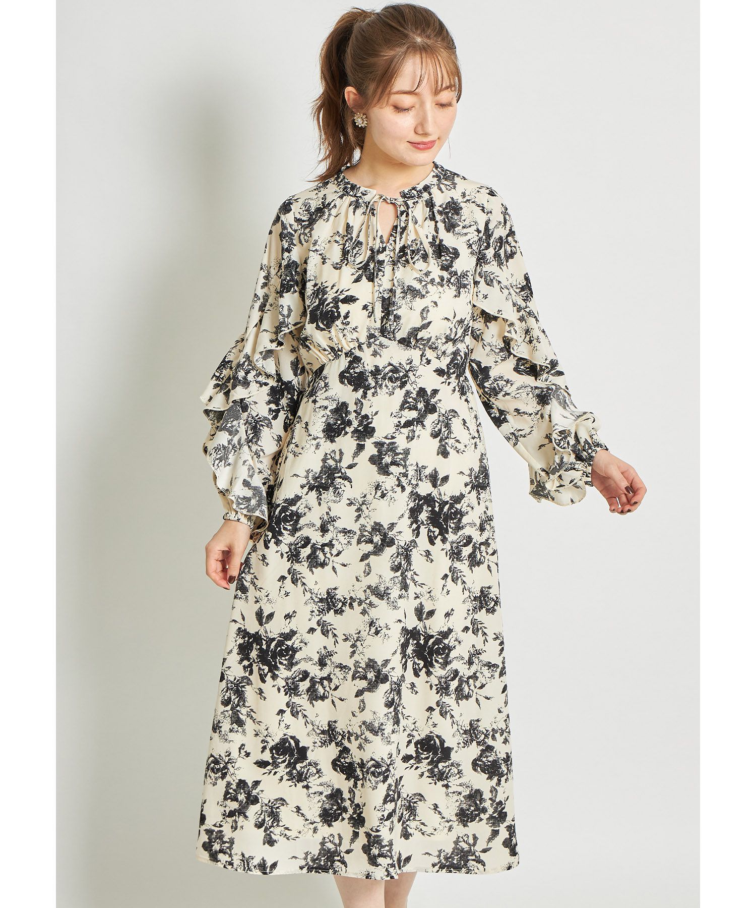 日本 tocco-closet - 優雅花朵波浪袖洋裝-粉膚杏