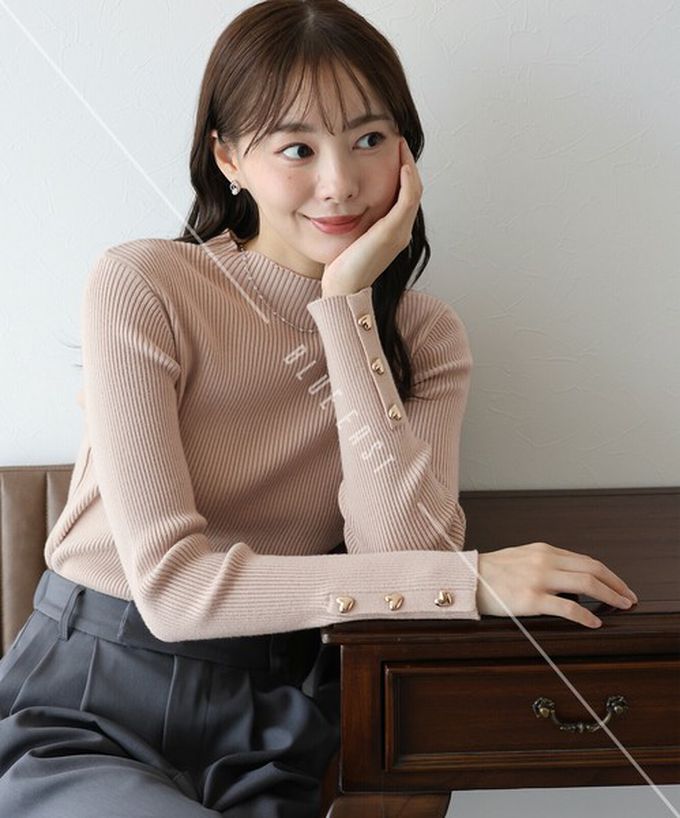 日本 BLUE EAST - 愛心金釦羅紋小高領長袖上衣-米白