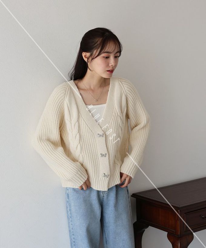 日本 BLUE EAST - 蝴蝶結寶石V領麻花粗編開襟衫-炭灰 (M)