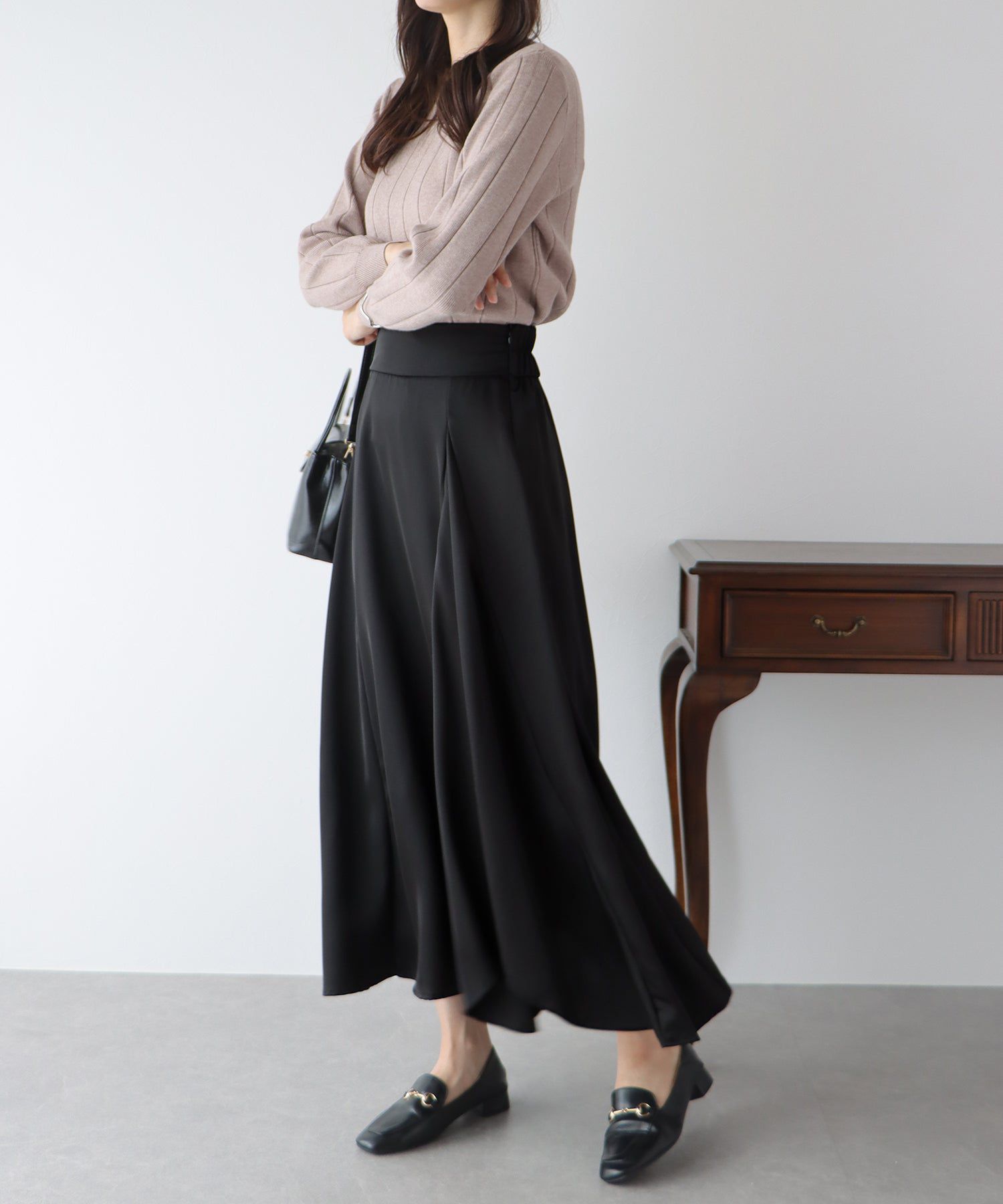 日本 BLUE EAST - 光澤不規則抓皺修身長裙-深灰