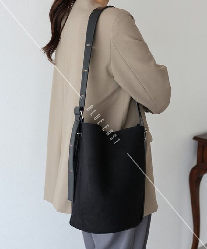 日本 BLUE EAST - 率性麂皮感大容量水桶造型側背包-焦糖