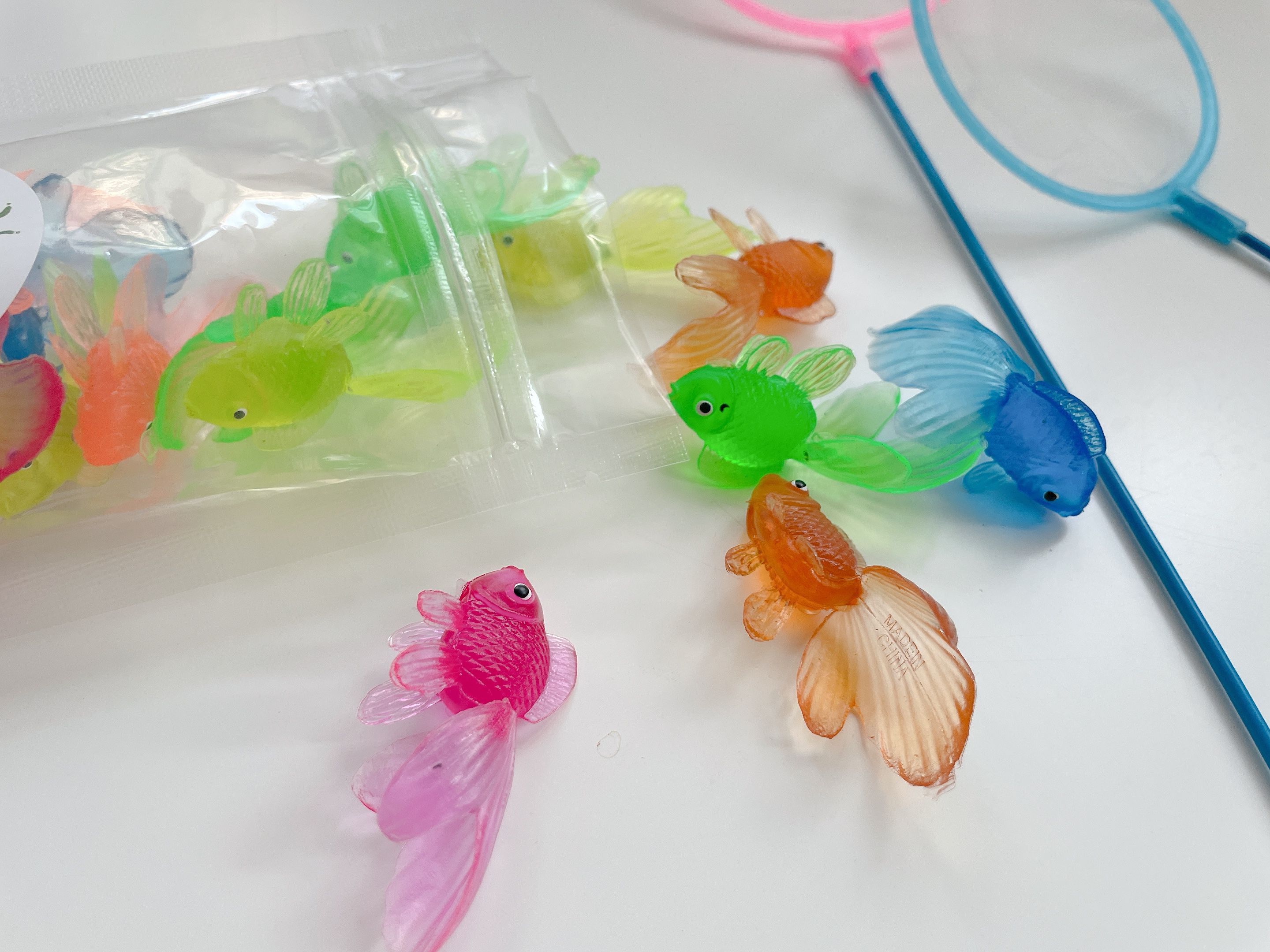 玩玩 Play - 彩色長尾果凍金魚組 (魚身長約4cm、撈網：小圓直徑7CM 長度30CM)-魚一組約20隻、撈網 1支