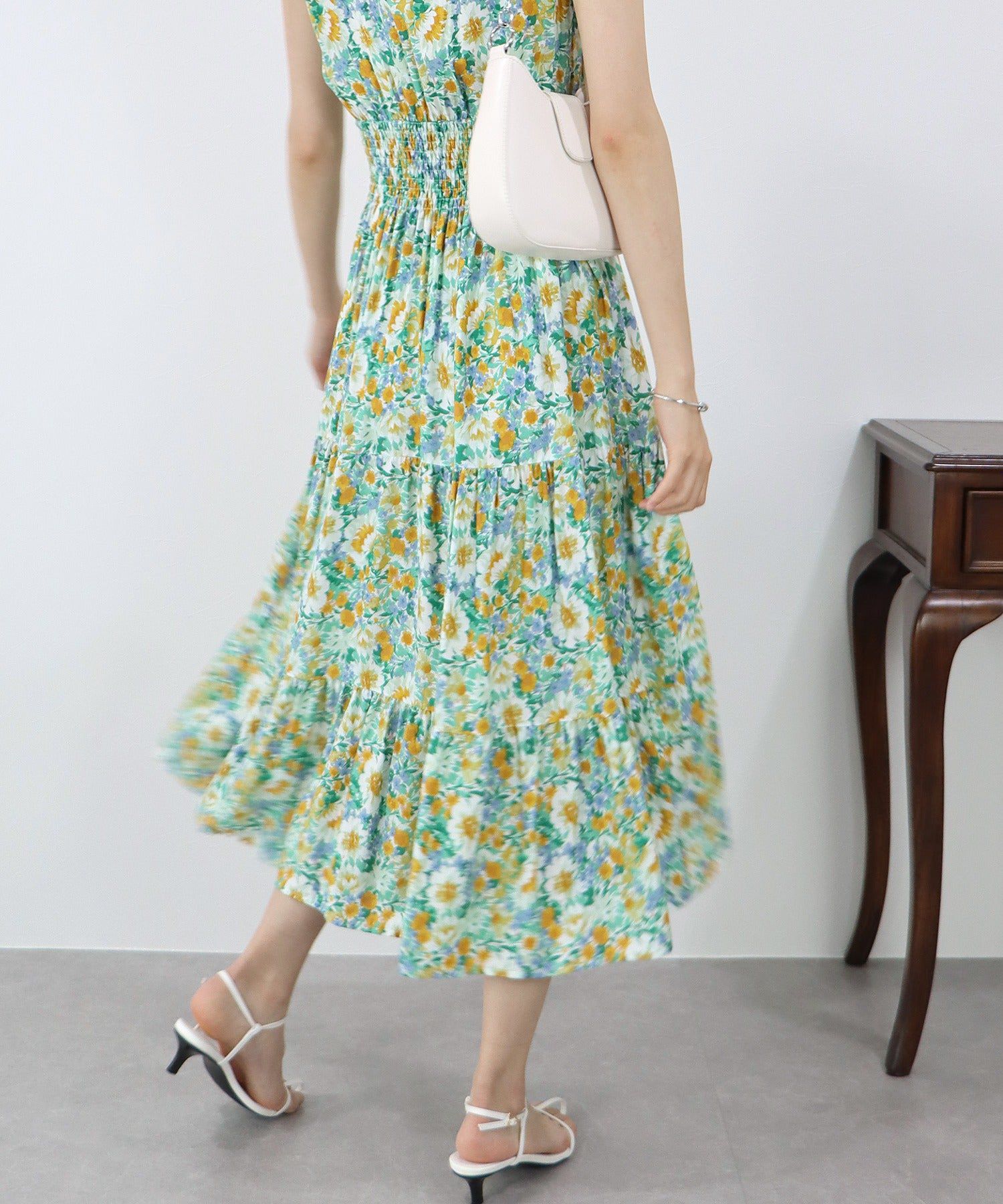 日本 BLUE EAST - 優雅小V領無袖洋裝-素色-摩卡