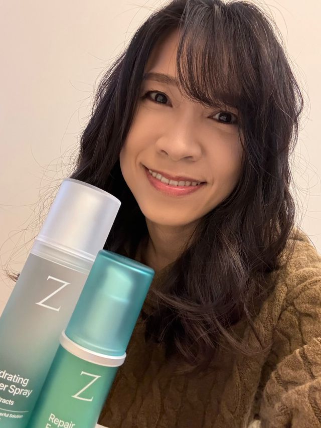 植物科學保養專家- Z研，推出專為敏弱肌研發的修復系列。

Z研植效瞬潤修復噴霧，不計成本使用真空噴霧瓶，噴出的噴務非常細緻，且不含一丁點的防腐劑，我的使用方法是早晚拿來噴在化妝棉上，在肌膚泛紅敏感處濕敷，同時包包也會備著一瓶，當身處冷氣房太久，肌膚感到緊繃不舒服時，一噴就可立即補水。

早晚濕敷後，接著使用Z研植效精準修護精華，質地輕薄、觸感細緻，延展性非常好，帶有清新的植萃氣味。真空透明瓶身，不用怕頻繁開關造成產品氧化，且可清楚知道剩餘的用量。持續使用後，原本在換季時出現的紅疹乾癢狀況，獲得很大的改善，呈現穩定的狀態。白天上妝的妝感也明顯變服貼了。❤️ ❤️