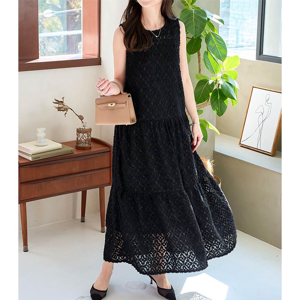 透膚感優雅緹花分層無袖洋裝(附內襯)-黑