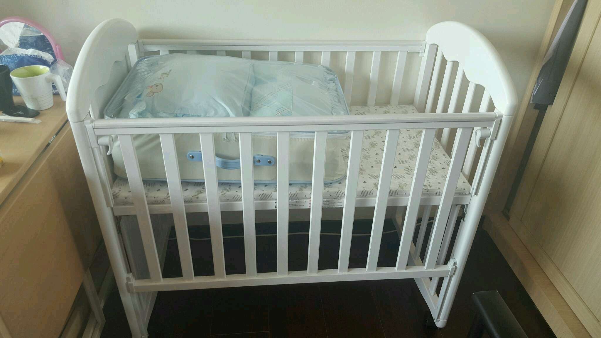 嬰兒床