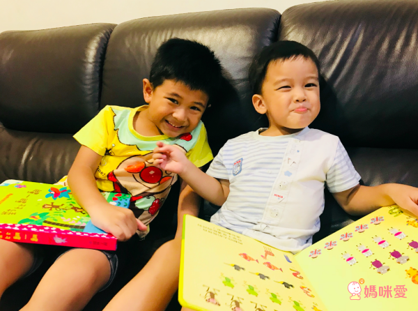 適合0-3歲的超酷觸覺體驗！多種材質、新奇觸感❤️變色洗澡書，收服抗拒洗澡的孩子！