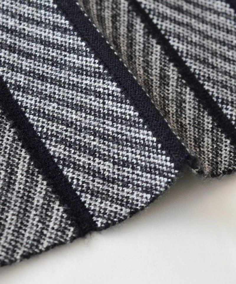 日本 zootie - 針織線條俐落感百摺長裙-黑白系