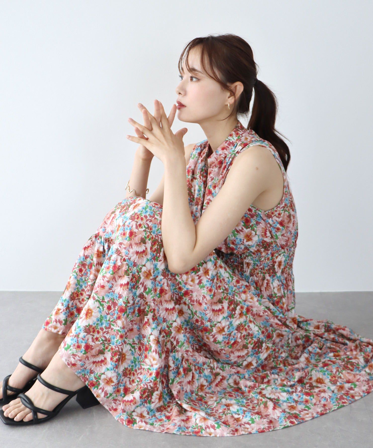 日本 BLUE EAST - 優雅小V領無袖洋裝-素色-摩卡