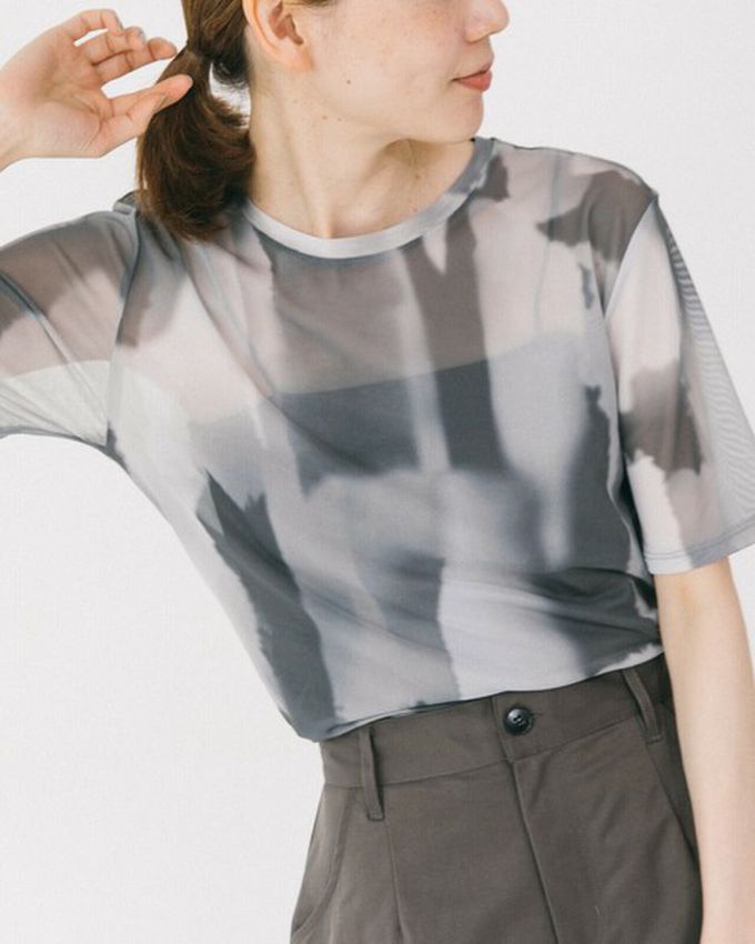 日本 gleam - 水彩暈染風透膚薄紗短袖上衣-深藍系