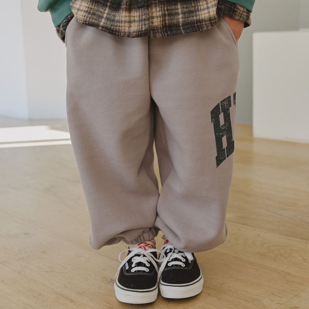 HIKIKI (內磨毛)鬆緊腰斑駁字印點綴縮口棉褲-灰