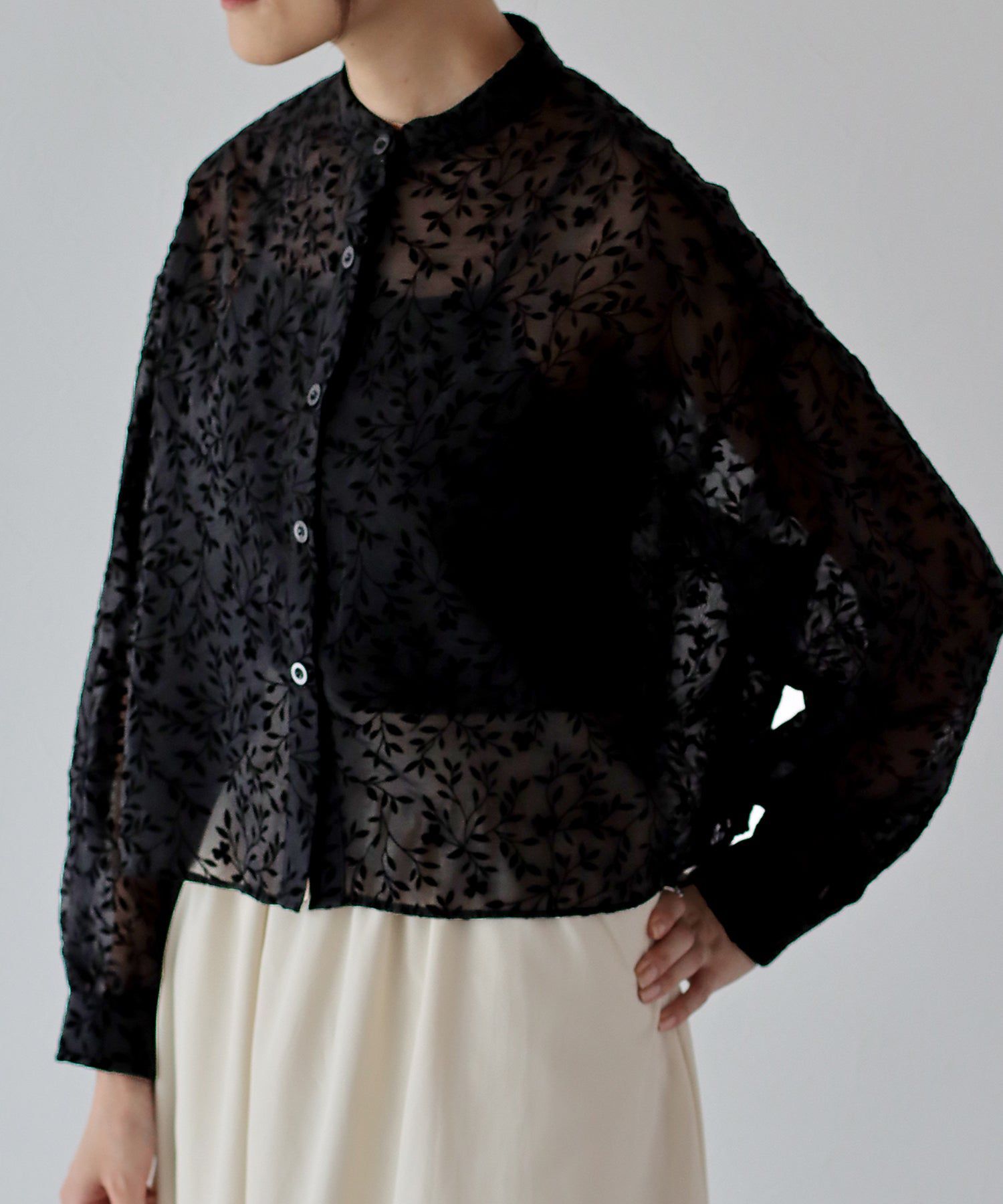 日本 BLUE EAST - 優雅透感植物紋長袖襯衫-黑