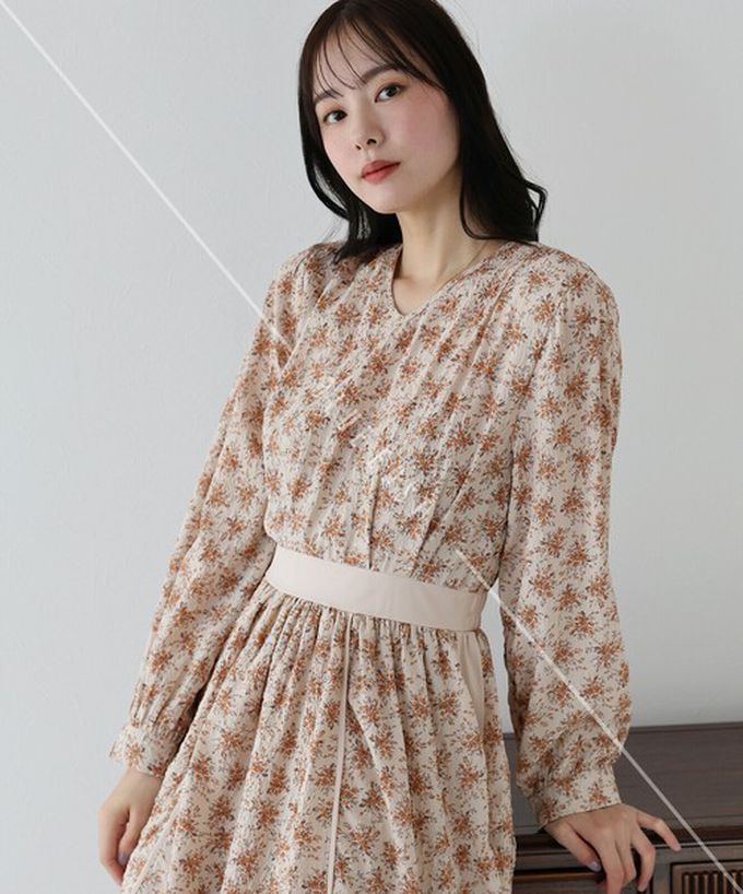 日本 BLUE EAST - 成熟花卉飄逸感V領長袖洋裝-卡其米
