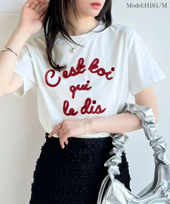 日本 Classical Elf - mily bilet 鮮明立體刺繡率性短袖T恤-藍字-燕麥