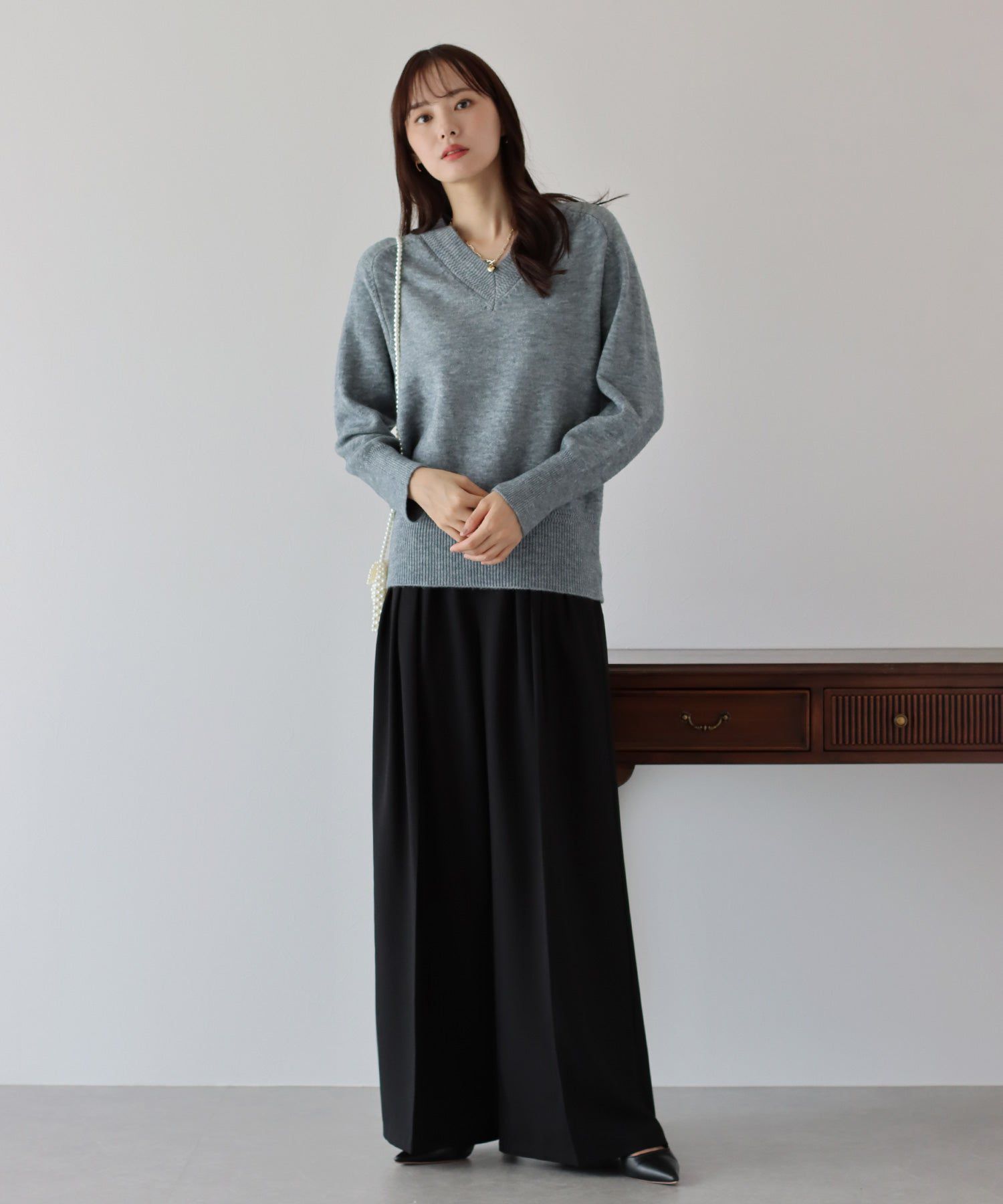 日本 BLUE EAST - 顯瘦V領柔軟針織上衣-黑